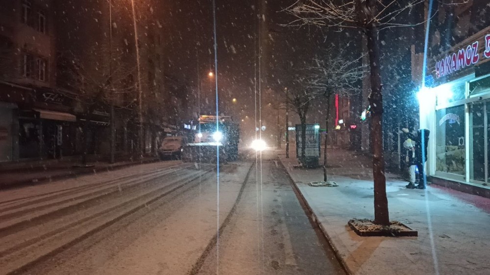 Düzce’de yağan kar kısıtlamayı unutturdu