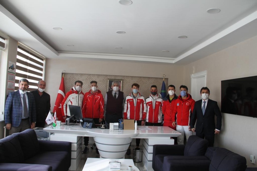 Kayakla Atlama Milli Takımı Genel Müdür Akbaş’ı ziyaret etti