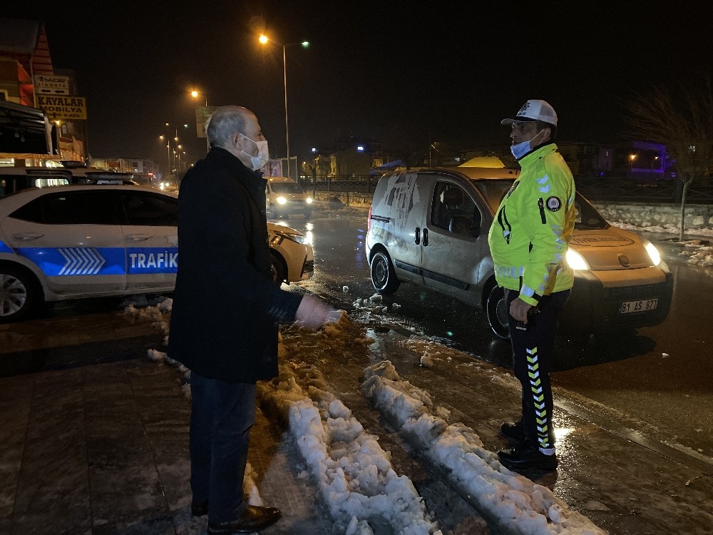 Kısıtlamayı ihlal eden sürücü “Arabamı almayın kurban olayım” diye yalvardı