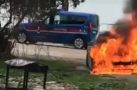 Park halindeki lüks otomobil alev alev yandı