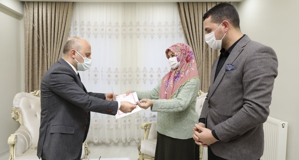 Vali Varol evini yangında kaybeden aileye yeni evlerinin anahtarını teslim etti