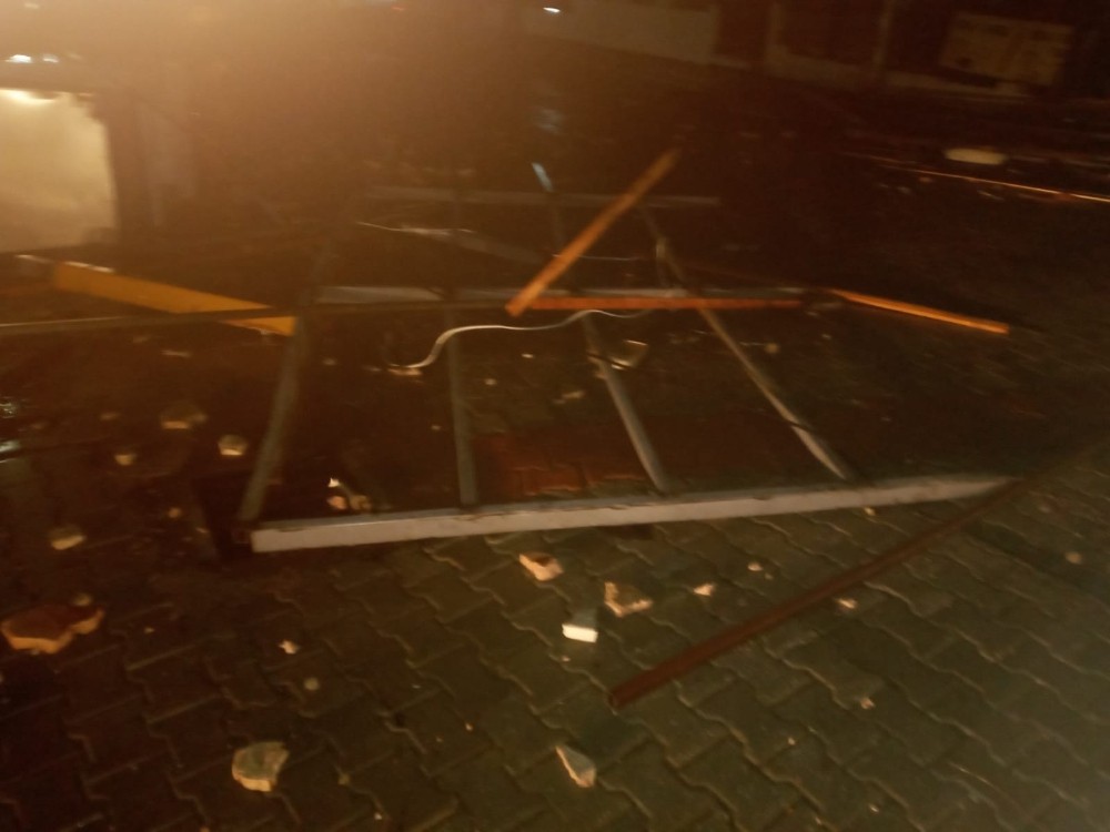 Ayvalık’da hortum yerleşim yerlerinin çatılarını uçurdu