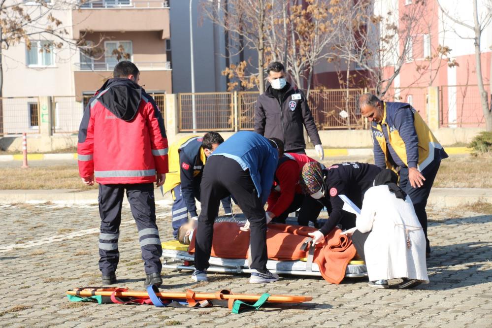 17 yaşındaki genç okul binasının 5. katından atlayarak intihara teşebbüs etti