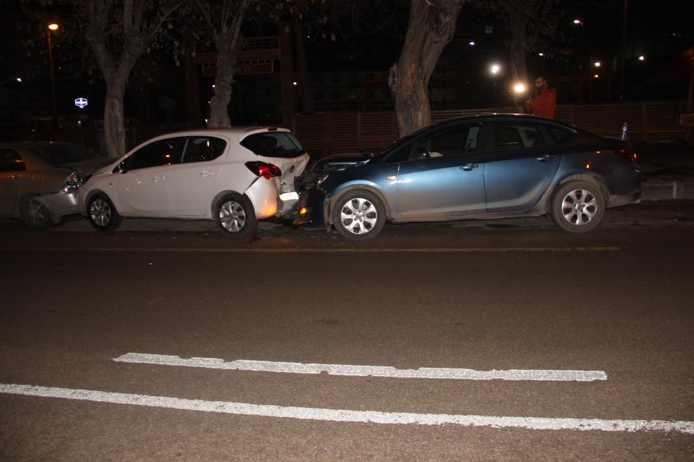 Buzlanan yolda zincirleme trafik kazası, 4 araca çarparak durabildi
