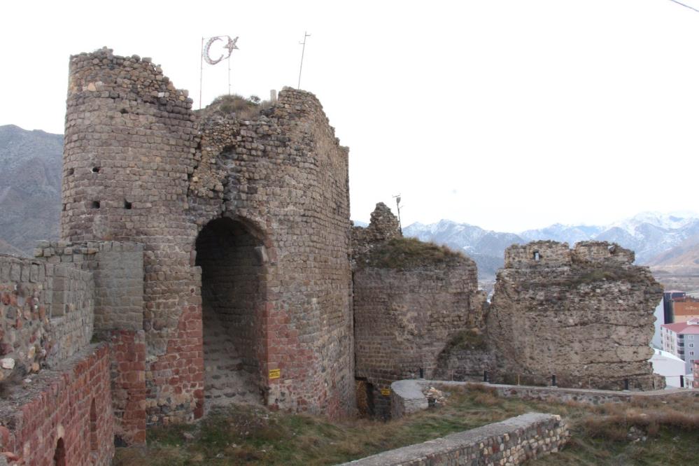 Oltu kalesi gövdesinde yarıklar oluştu