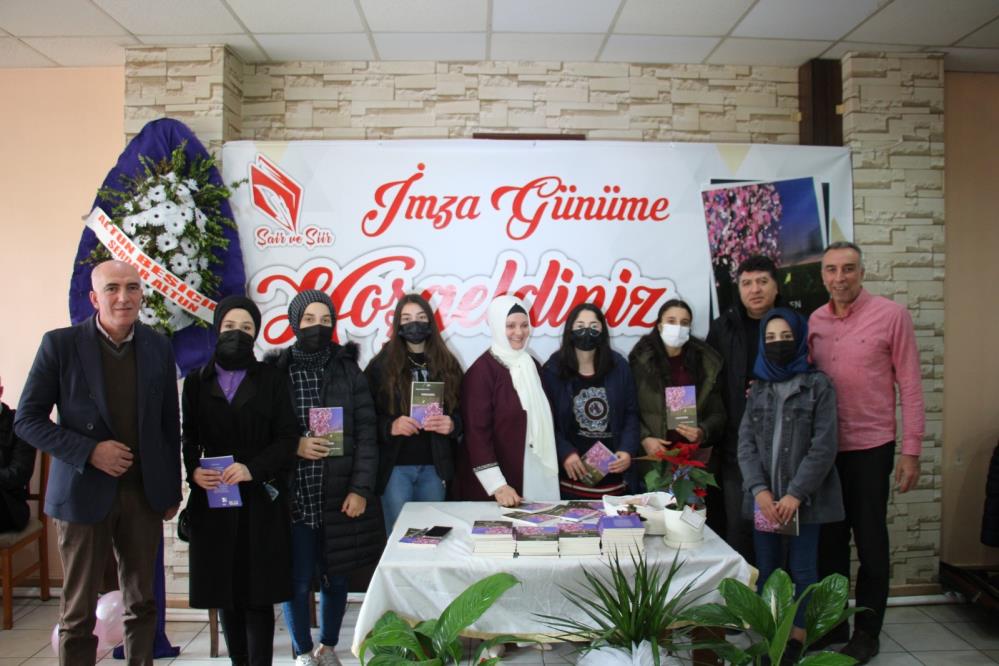 Oltulu ev hanımı şiir kitabına tanıtım ve imza günü yaptı