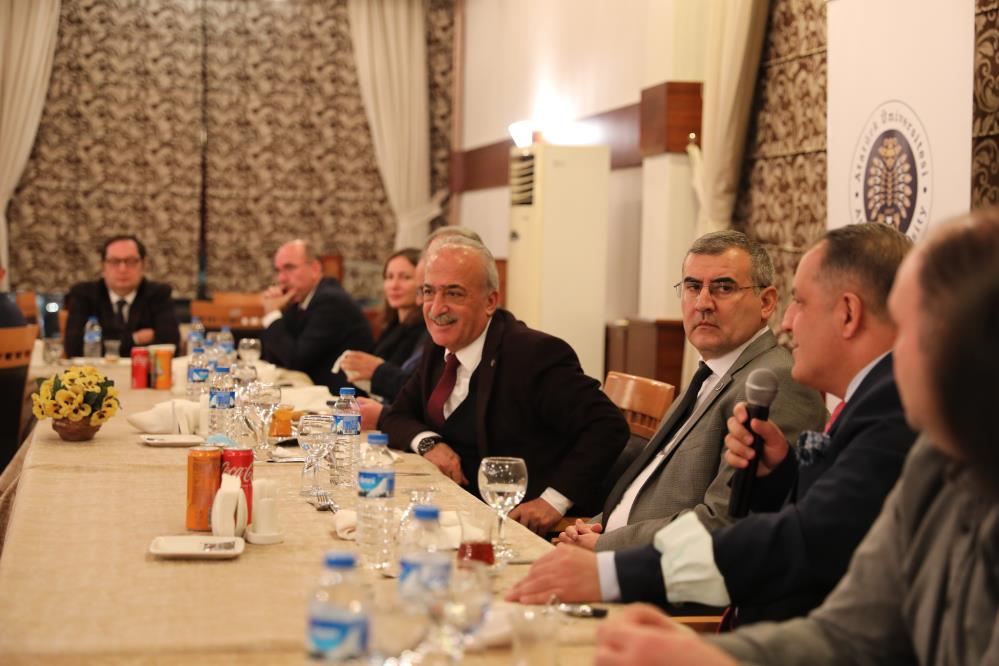 Rektör Çomaklı, yıllık yayın sayıları 10’un üzerinde olan öğretim üyeleriyle bir araya geldi