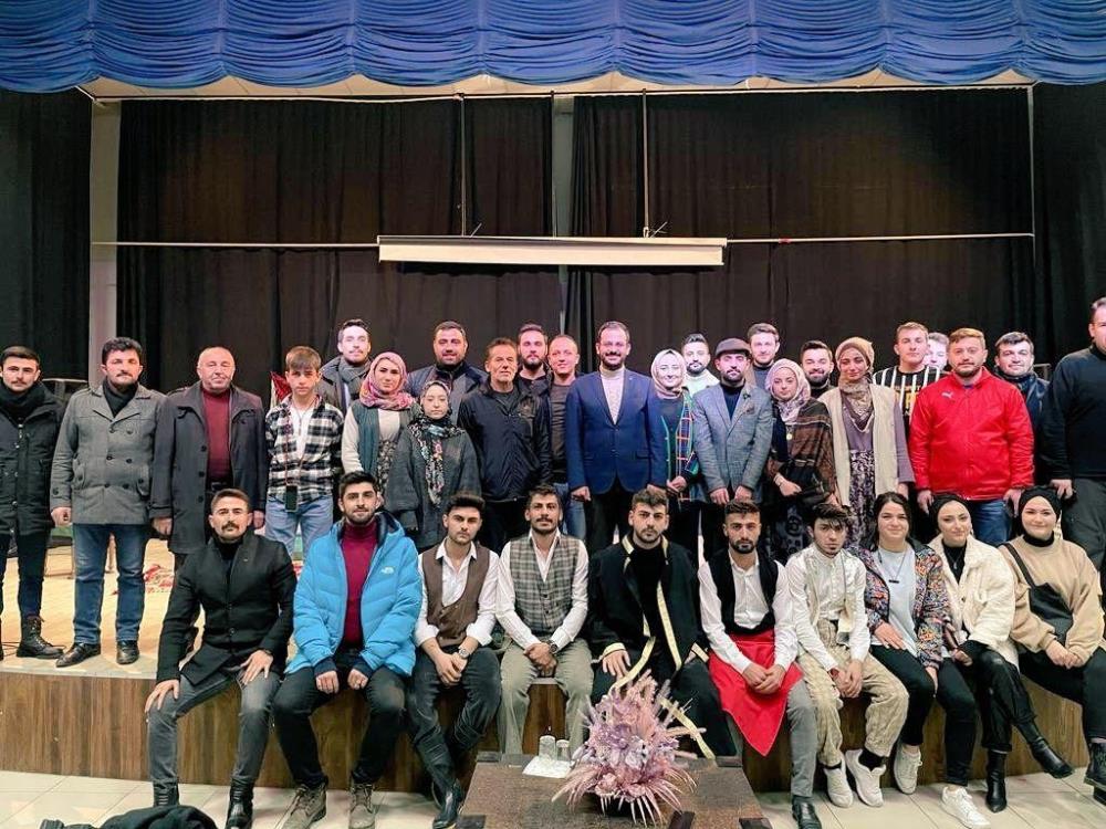 Ak tiyatro ekibi Aşkale’de sahneye çıktı