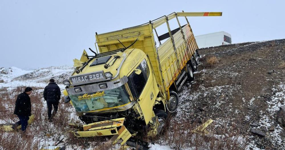 Horasan’da kamyonet şarampole devrildi: 1 ağır yaralı