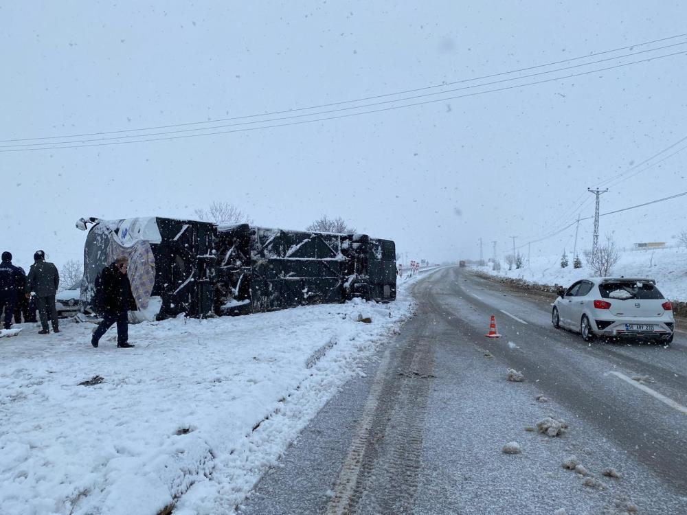 Yolcu otobüsü devrildi: 1 ölü, 38 yaralı