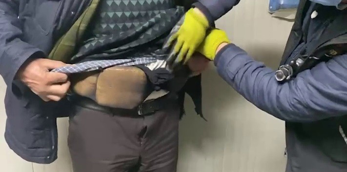 Beline sardığı 3 kilo 50 gram uyuşturucu madde ile yakalandı