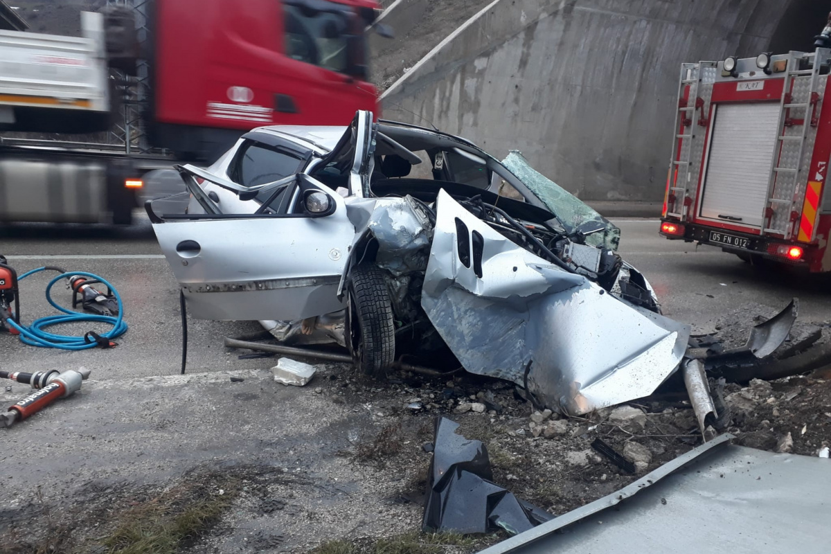 Otomobil tünel girişine çarptı; Anne ve oğlu can verdi