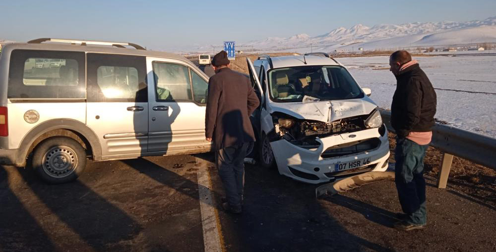 Direksiyon hakimiyetini kaybetti karşı şeritten gelen otomobile çarptı: 2 yaralı