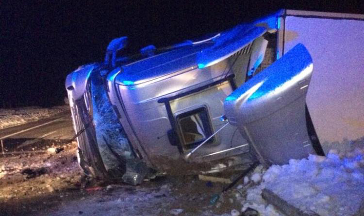 Erzurum – Bingöl yolunda tır devrildi: 1 yaralı