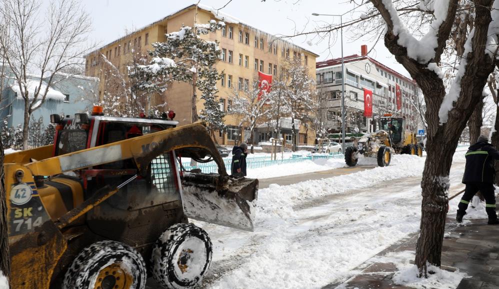 Büyükşehir’in kar timleri kenti baştan aşağı kardan temizliyor