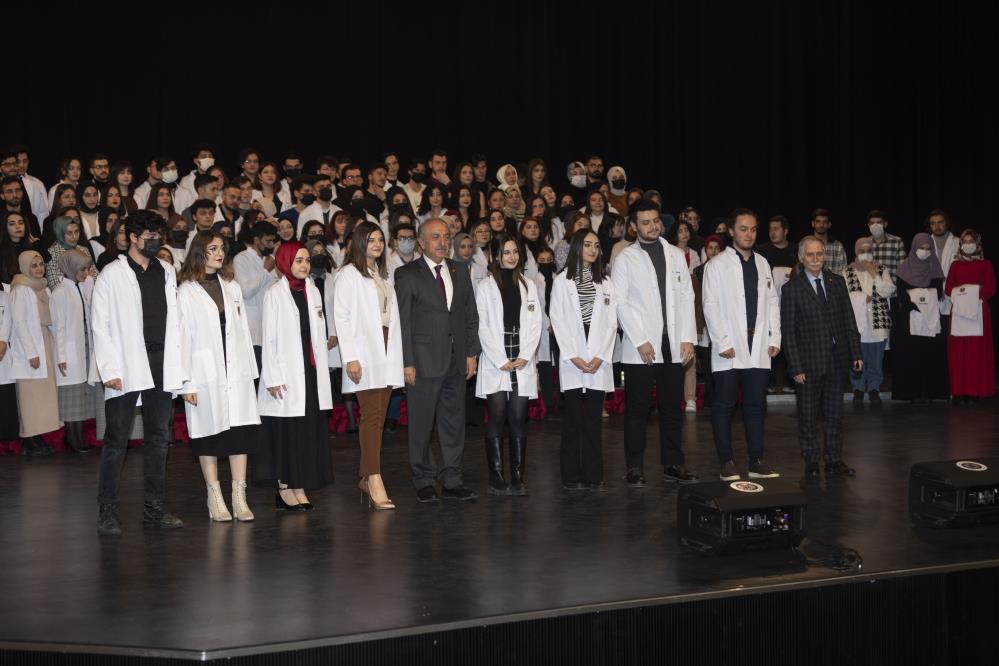 Eczacılık fakültesinde beyaz önlük heyecanı