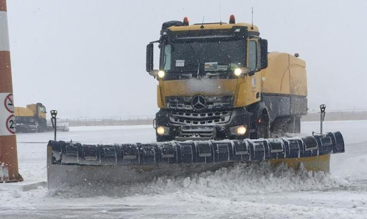 Erzurum Havalimanı’nda kar timi görev başında