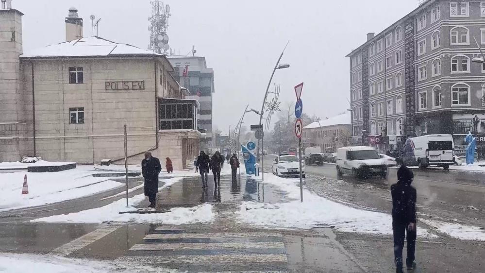 Erzurum’da kar yağışı etkili oldu, kent beyaza büründü
