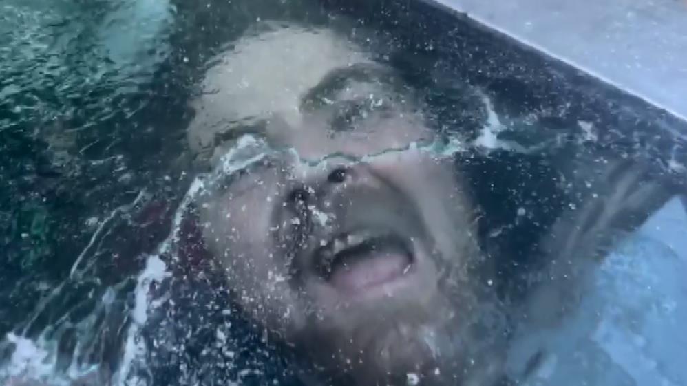 Erzurumlu tiyatro oyuncularının soğukla imtihanı kahkahaya boğdu