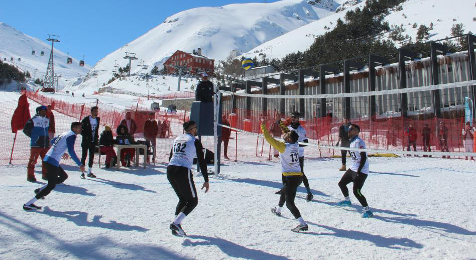 Kar üstünde voleybol nefesleri kesiyor