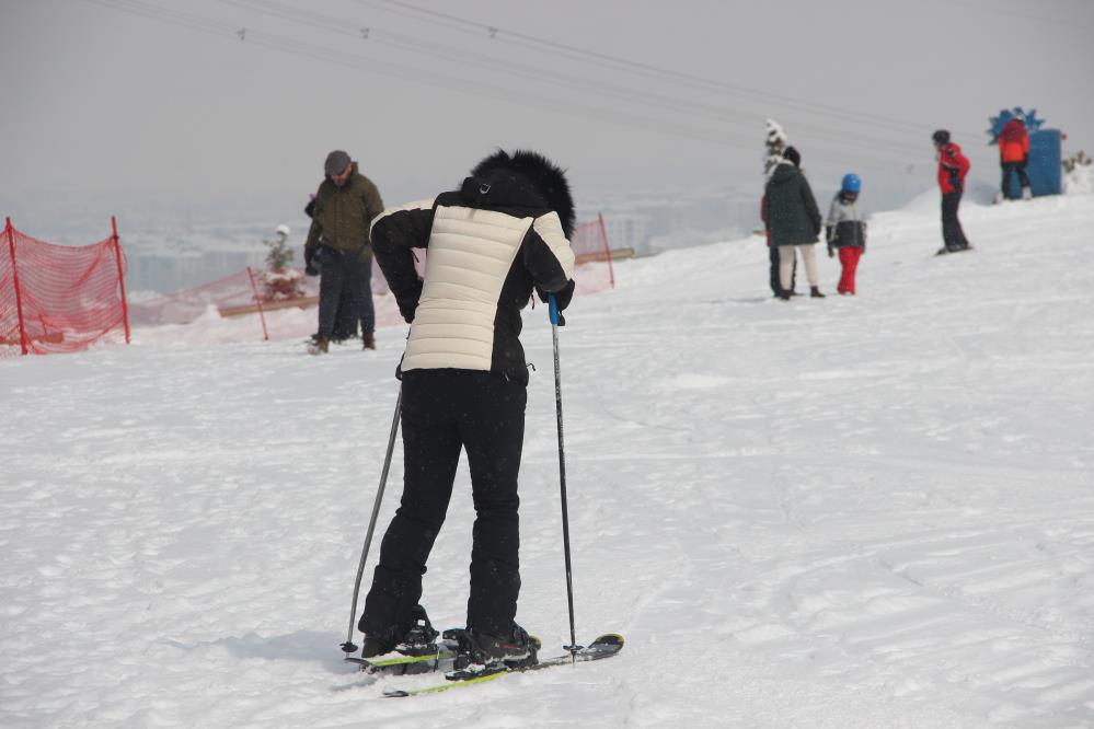 Palandöken’de sezon uzadı, turistler ilkbaharda kayağın tadını çıkarttı