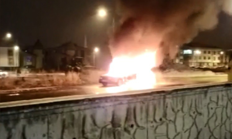 Seyir halindeki araç alev alev yandı