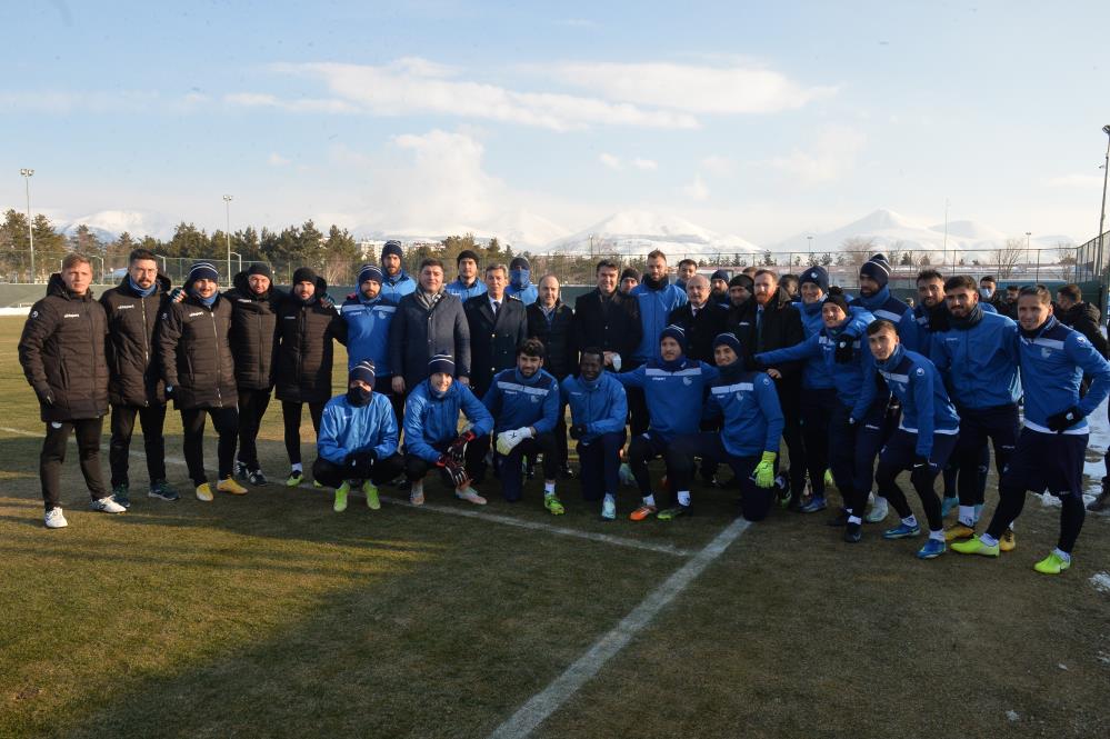 Vali Memiş’ten BB Erzurumspor antrenmanına ziyaret