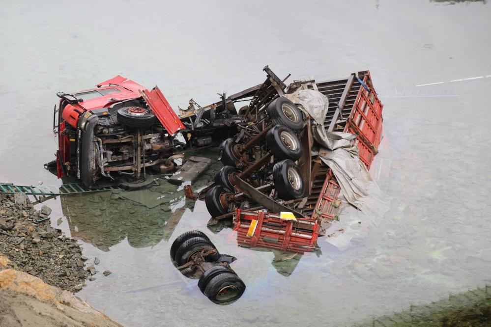 Virajı alamayan tır köprüden nehre düştü
